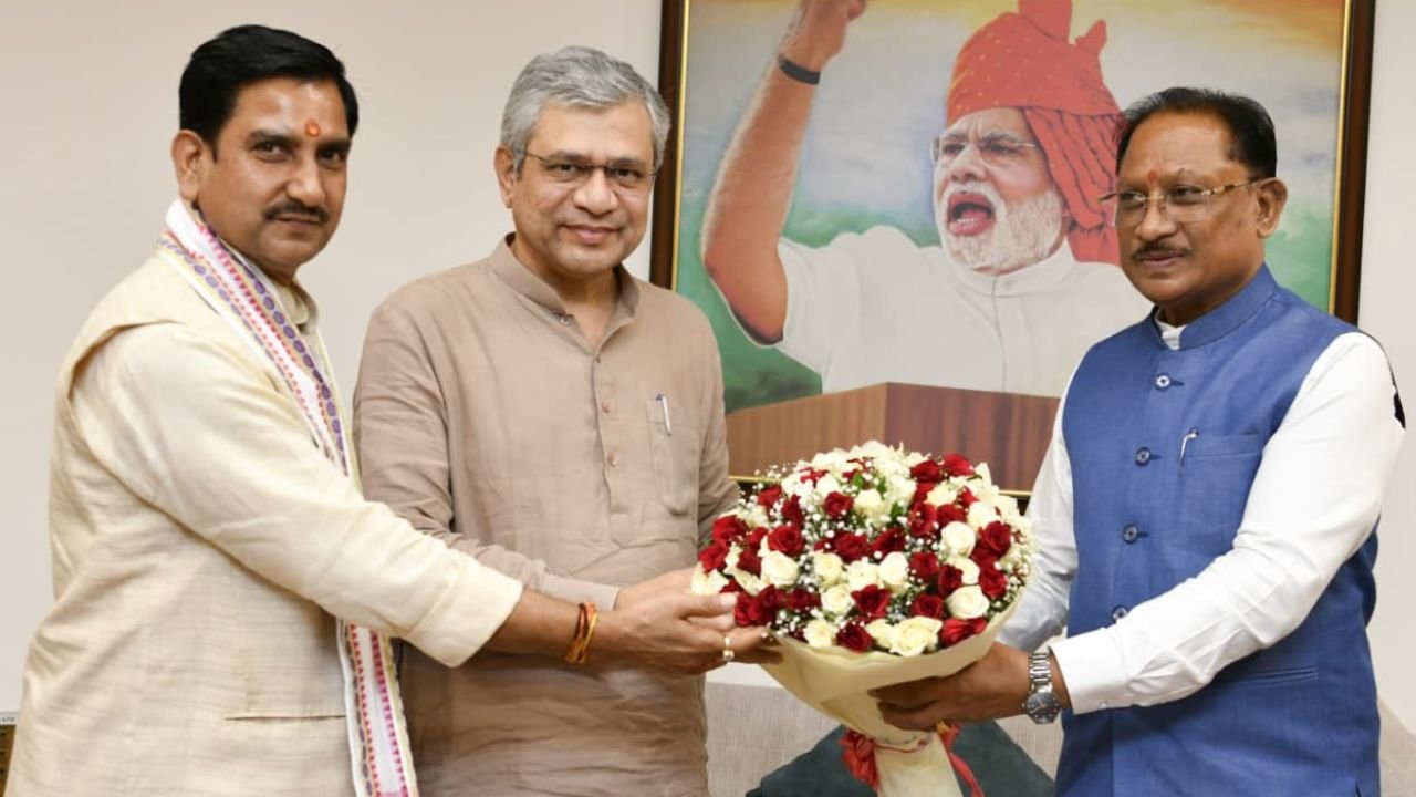 छत्तीसगढ़ में रेल नेटवर्क विस्तार को मिलेगी रफ्तार, मुख्यमंत्री विष्णुदेव साय ने रेल मंत्री अश्विनी वैष्णव से की अहम बैठक