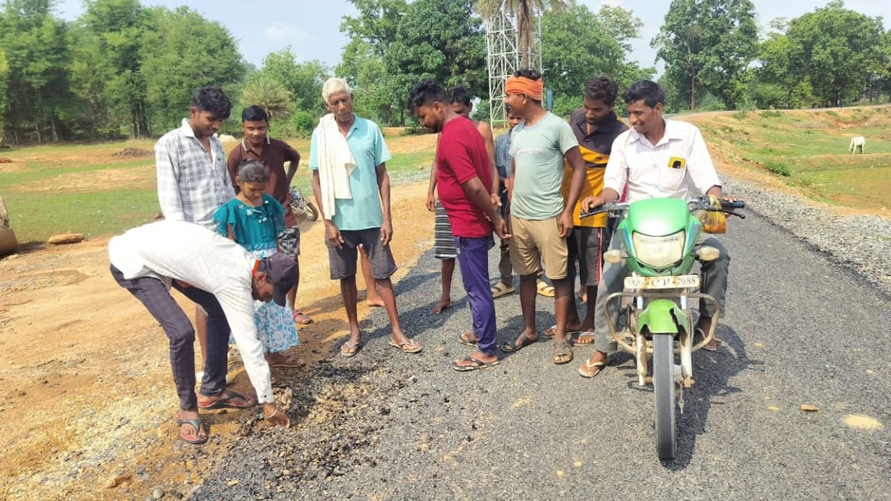 Surajpur News: चंदौरा-जज़ावल सड़क निर्माण पर उठे सवाल, हाथों से उखड़ने लगी डामर की परत, ग्रामीणों ने लगाए भ्रष्टाचार के आरोप