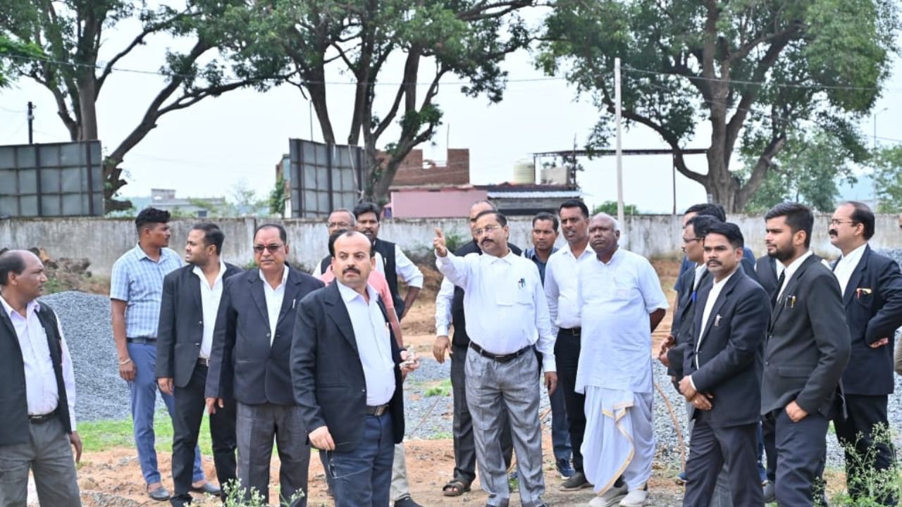 Surajpur News: प्रतापपुर में सांसद चिंतामणि महाराज ने निर्माणाधीन सिविल न्यायालय भवन का किया निरीक्षण, अधिवक्ता संघ ने उठाई अलग अधिवक्ता भवन की मांग