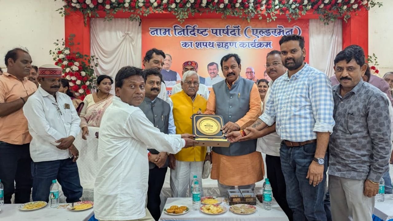 Durg News: अहिवारा नगर पालिका में एल्डरमैन ने ली शपथ, सांसद विजय बघेल बोले- जनसेवा और विकास को दें प्राथमिकता