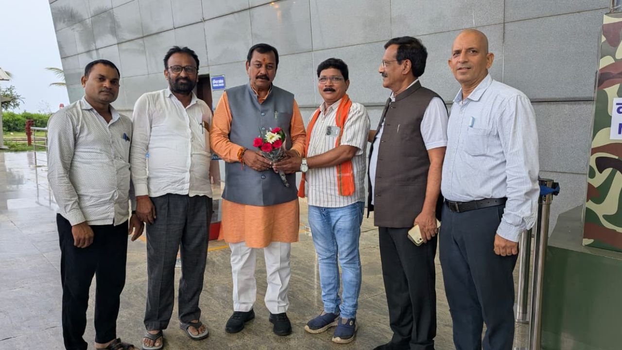 Durg News: राष्ट्रपति द्रौपदी मुर्मू के आधिकारिक प्रतिनिधिमंडल के साथ विदेश दौरे पर रवाना हुए सांसद विजय बघेल, माना एयरपोर्ट पर दी गई आत्मीय विदाई