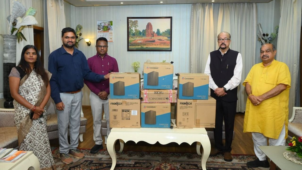 CG News: लोकभवन की बड़ी पहल: राज्यपाल रमेन डेका ने बस्तर के वनांचल स्कूल को दिए 10 कंप्यूटर, डिजिटल शिक्षा को मिलेगा नया आयाम