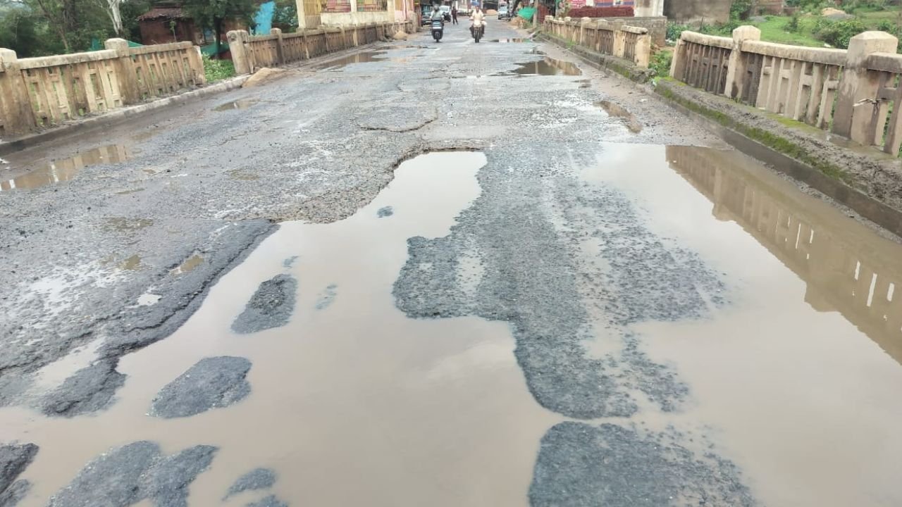 Surajpur News: कलेक्टर के आदेश की उड़ाई धज्जियां! भैंसामुंडा महानदी पुल की आधी-अधूरी मरम्मत पर भड़के ग्रामीण, जानलेवा गड्ढों से हादसे का खतरा