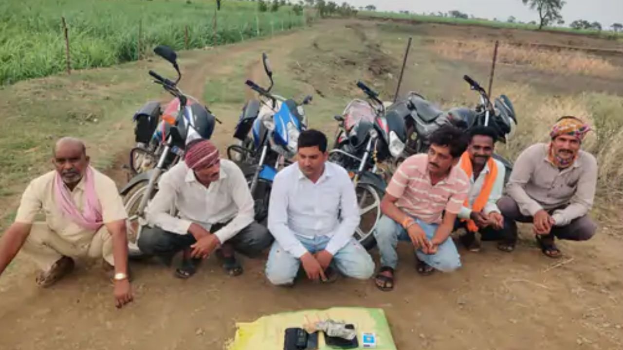 Kawardha News: कवर्धा पुलिस की बड़ी कार्रवाई, जुआ खेलते 6 आरोपी गिरफ्तार, नगदी समेत 4 बाइक जब्त