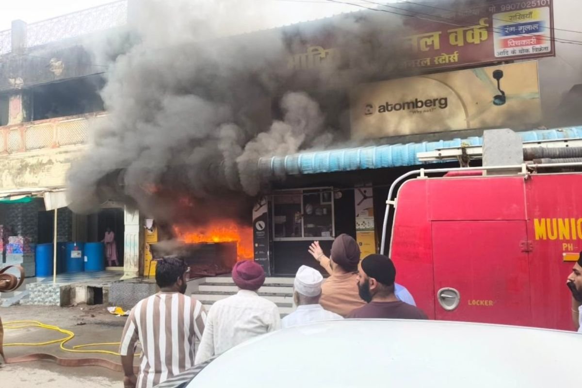 Dongargarh Fire News: व्यस्त बाजार में लगी भीषण आग, धुएं के गुबार से मची अफरा-तफरी, दमकल ने संभाला मोर्चा