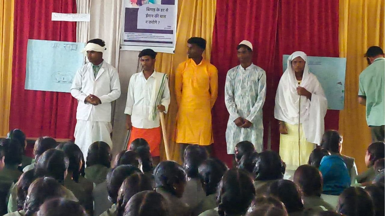 Balrampur News: पीएमश्री स्वामी आत्मानंद विद्यालय डौरा में धूमधाम से मनाई गई मुंशी प्रेमचंद जयंती, साहित्यिक कार्यक्रमों ने बांधा समां