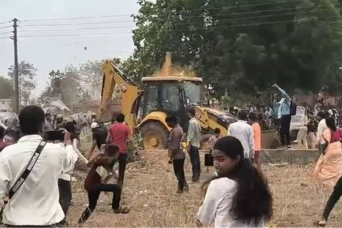 Raipur News: रायपुर में विधायक कॉलोनी विवाद, बुलडोजर तोड़फोड़ और धक्का-मुक्की के आरोप में FIR
