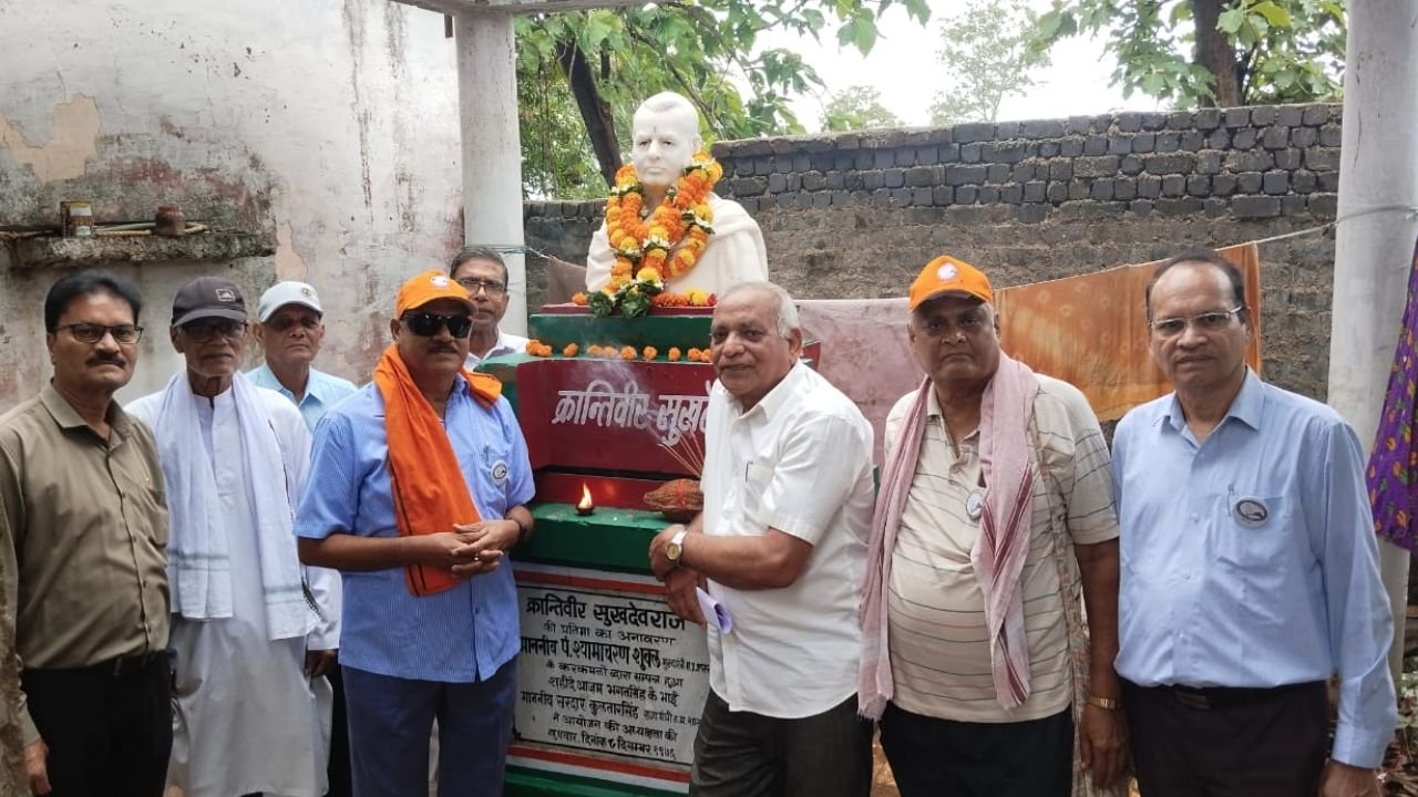 Durg News: क्रांतिकारी सुखदेव राज की पुण्यतिथि पर अंडा में श्रद्धांजलि, पेंशनर्स महासंघ ने किया नमन