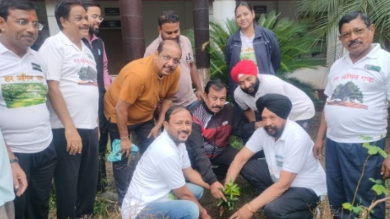 Durg News: ‘हर आंगन एक पेड़’ अभियान से जुड़े सांसद विजय बघेल, 5 एकड़ में 1200 आम के पौधों की आम्रवाटिका की शुरुआत