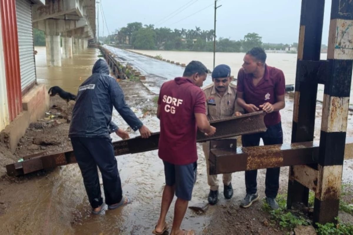 CG News:भारी बारिश का असर; रायपुर-दुर्ग नेशनल हाईवे पर रेंगते रहे वाहन, शिवनाथ नदी का जलस्तर बढ़ा, प्रशासन अलर्ट