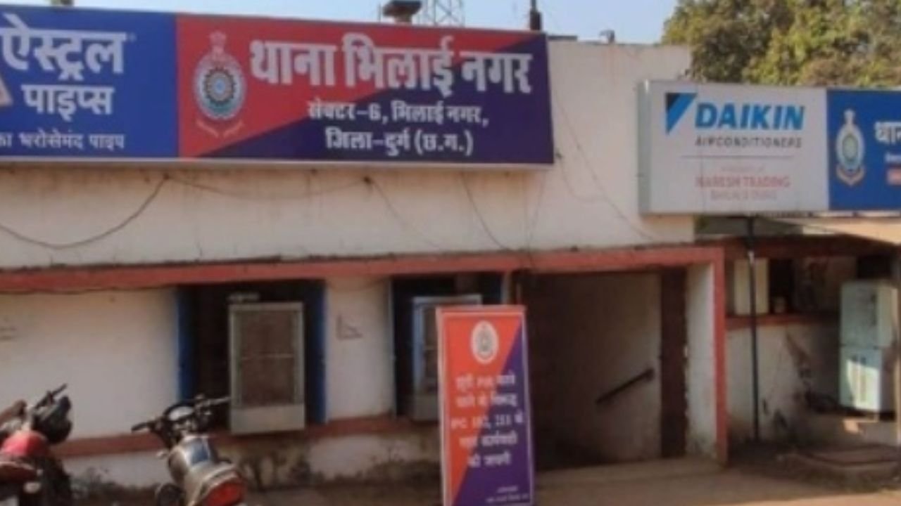 Bhilai News: भिलाई में मदद के बहाने युवक से लूट, गिरने के बाद पहुंचे बदमाशों ने चेन, 3 मोबाइल और नकदी लूटी
