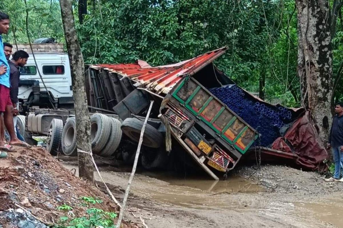 Jagdalpur News: टहकापाल के पास डायवर्सन में पलटा ट्रक, बस्तर-सुकमा हाईवे पर लगा लंबा जाम