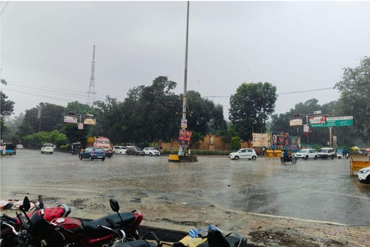 CG Weather Update: लो प्रेशर के असर से बदलेगा मौसम, कई जिलों में भारी बारिश और अंधड़ का अलर्ट, जानें मौसम का हाल