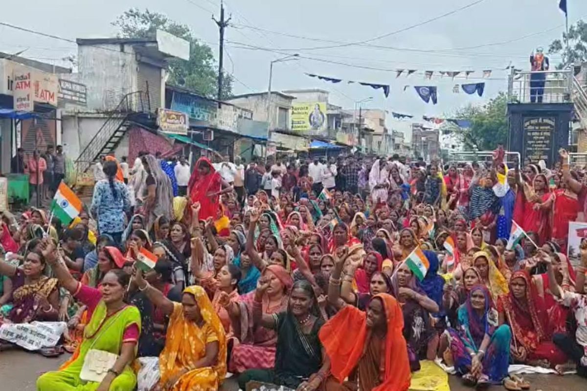 CG News: ‘सड़क नहीं तो चक्काजाम जारी रहेगा’, पामगढ़ में उग्र हुआ आंदोलन, बाजार भी रहा बंद