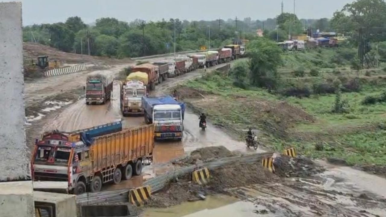 Bilaspur News: बारिश ने खोली निर्माण कार्यों की पोल: ढेंका के पास धंसी ओवरब्रिज की मिट्टी, NH-49 पर लगा लंबा जाम