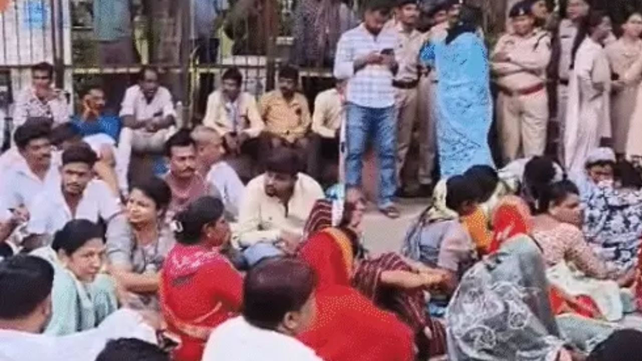 Raipur News: नकटी गांव के विस्थापितों का रायपुर कलेक्ट्रेट पर अनिश्चितकालीन धरना, कांग्रेस भी उतरी समर्थन में; बृजमोहन की पुरानी चिट्ठी वायरल
