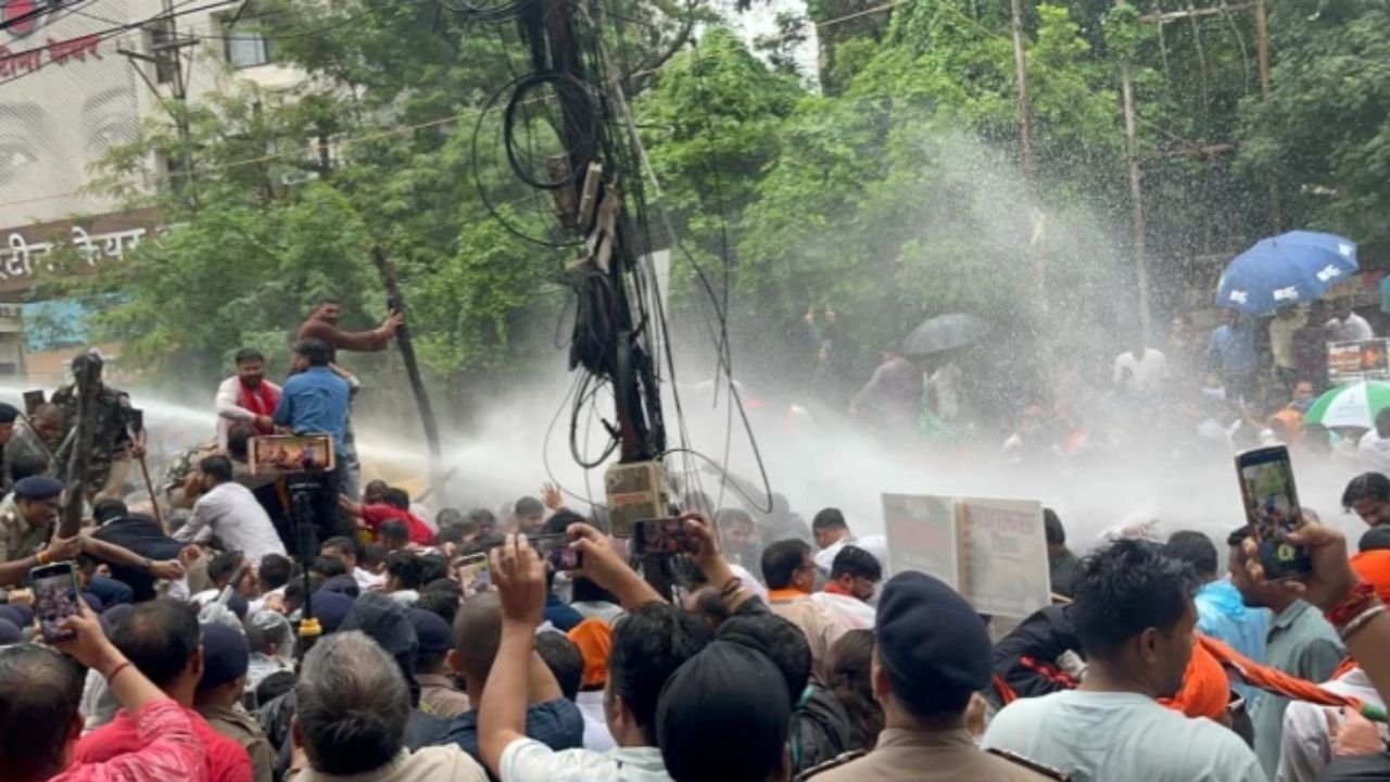 Raipur Congress Protest: रायपुर में भाजपा-कांग्रेस आमने-सामने, कांग्रेस कार्यालय घेराव के दौरान बवाल; पुलिस ने छोड़े आंसू गैस के गोले, वाटर कैनन का भी किया इस्तेमाल