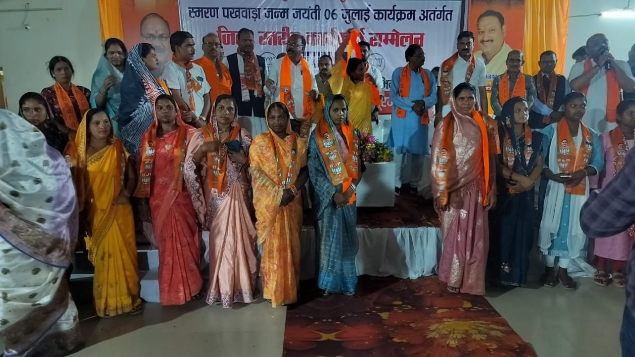 Surajpur News: प्रतापपुर में डॉ. श्यामा प्रसाद मुखर्जी स्मरण पखवाड़ा समारोह संपन्न, 50 लोगों ने थामा भाजपा का दामन