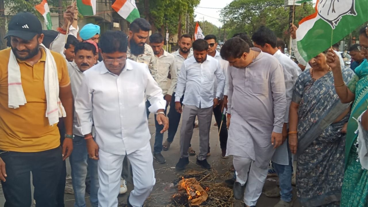Durg News: ईडी कार्रवाई के विरोध में कांग्रेस का प्रदर्शन, दुर्ग में पीएम मोदी और सीएम विष्णुदेव साय का पुतला दहन