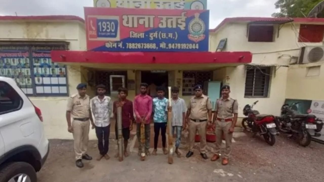 CG Durg News: उतई पुलिस की बड़ी सफलता: 10 घंटे में तीन चोरी का खुलासा, 5 आरोपी गिरफ्तार