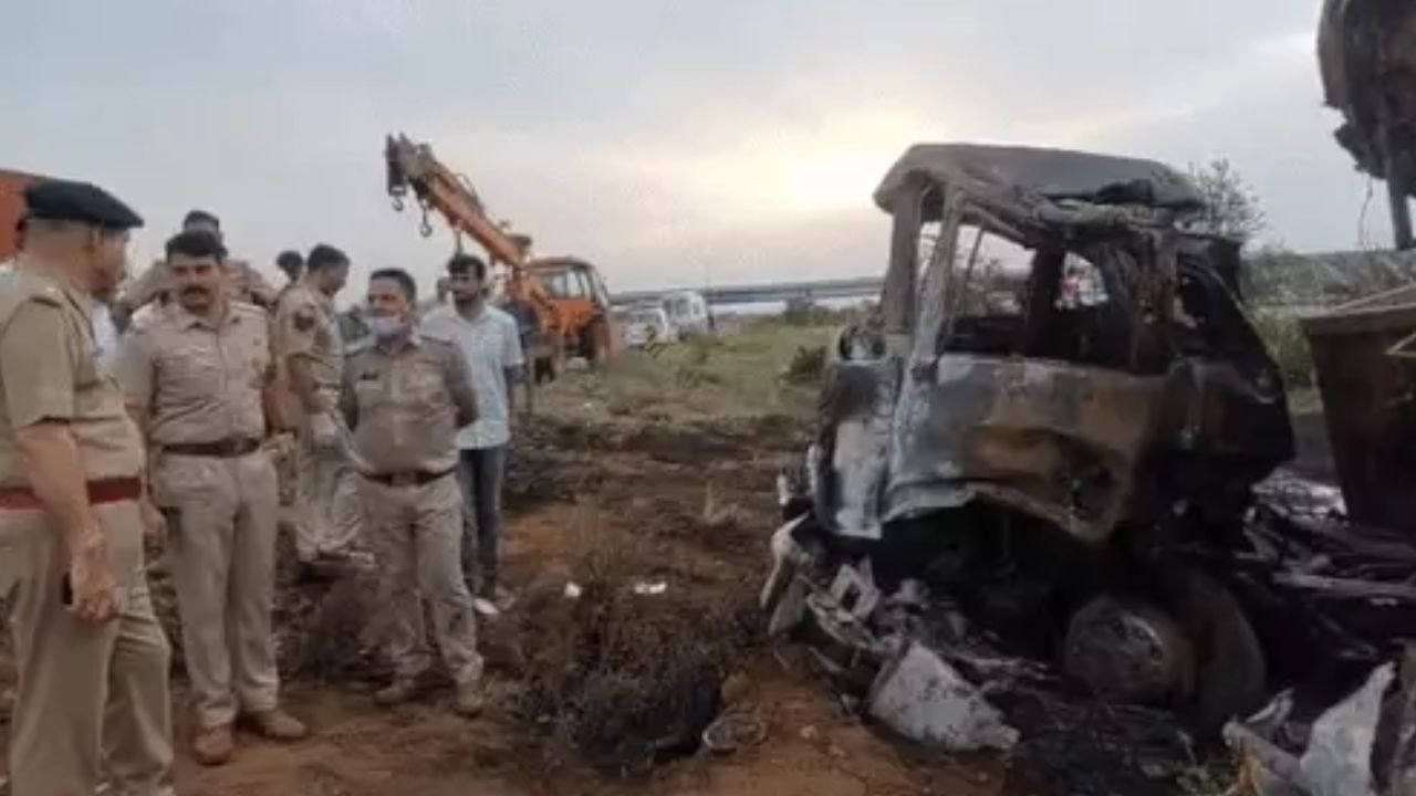 Accident News: दर्दनाक हादसा! ट्रेलर से टकराकर बस में लगी आग, 8 की मौत, मची चीफ पुकार