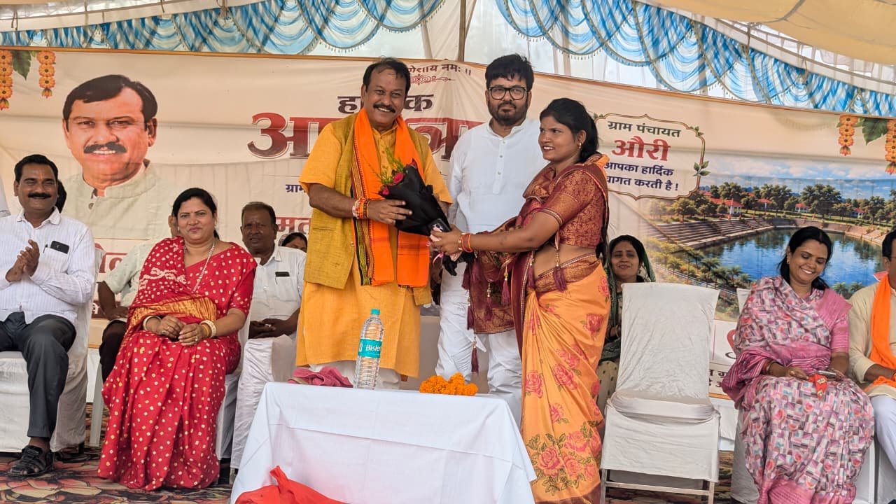 Durg News: ग्राम औरी में 3 करोड़ लीटर क्षमता वाले अमृत सरोवर का लोकार्पण, सांसद विजय बघेल बोले- जल संरक्षण से सुरक्षित होगा गांव का भविष्य