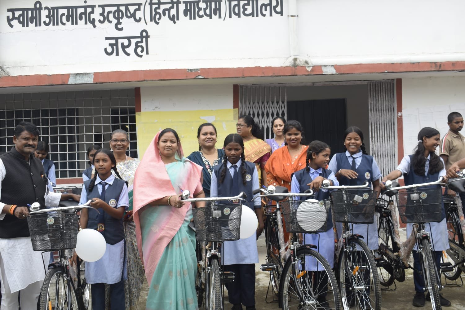 सूरजपुर में सरस्वती साइकिल योजना के तहत छात्राओं को मिली साइकिलें, जिला पंचायत अध्यक्ष चंद्रमणि पैकरा ने कहा- शिक्षा से बनेगा आत्मनिर्भर भविष्य