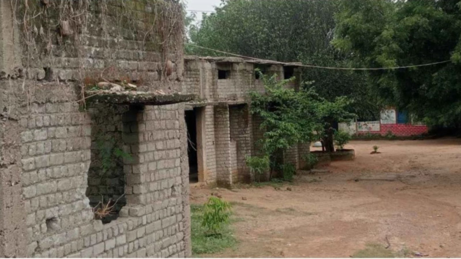 Korba News : जर्जर भवन, अधूरे शिक्षक आवास और रुके विकास कार्य… कोरबा की शिक्षा व्यवस्था पर संकट
