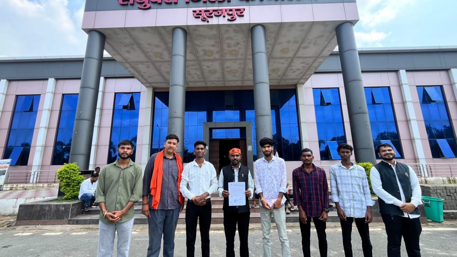 Pratappur News: 5 दिन में कार्रवाई नहीं हुई तो आंदोलन: शराब पीकर स्कूल आने के आरोप में शिक्षक पर अभाविप का अल्टीमेटम