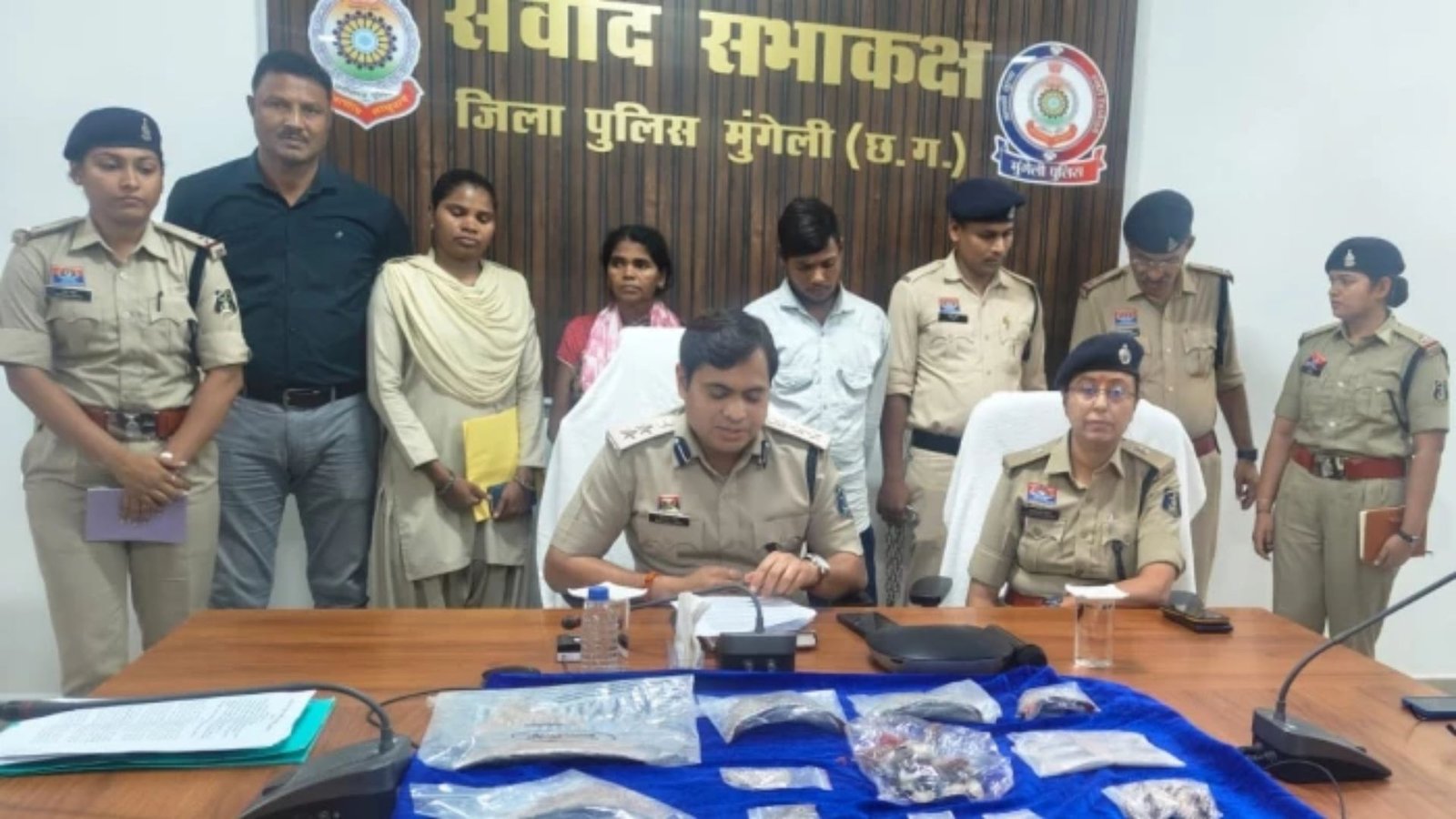 Mungeli News : सीसीटीवी और मुखबिर की मदद से पुलिस को सफलता, मंदिर चोरी गैंग का पर्दाफाश, लाखों के आभूषण बरामद
