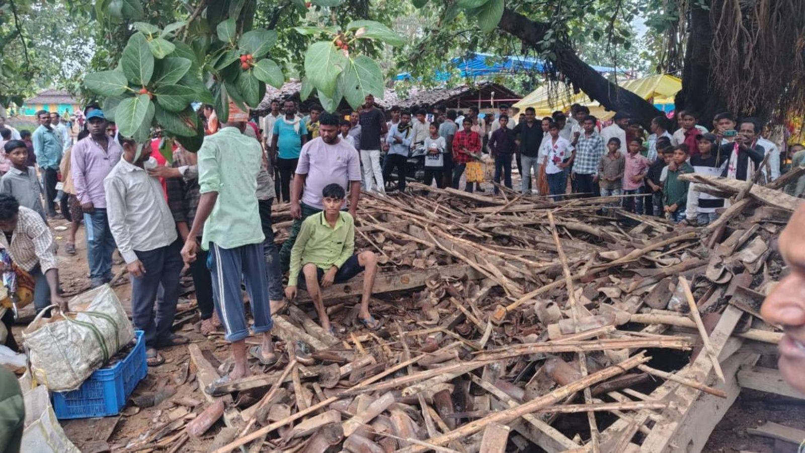 Gariaband News: गरियाबंद में रथयात्रा के दौरान हादसा, जर्जर होटल ढहने से कई घायल, प्रशासन ने शुरू की जांच