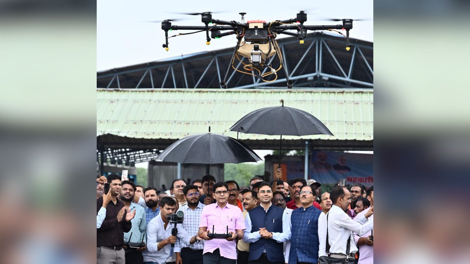 Raipur News: राजस्व मंत्री टंक राम वर्मा ने शुरू की ड्रोन स्प्रेयर सेवा, खेती में तकनीक का बढ़ेगा इस्तेमाल