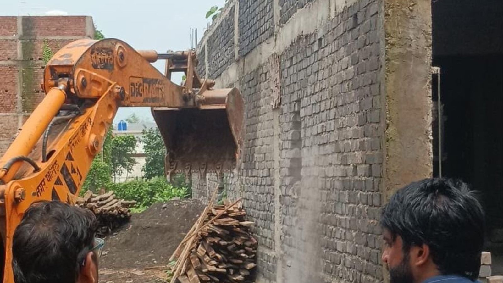 Raipur News: बिना अनुमति निर्माण करने वालों पर निगम का एक्शन, विकास नगर और गुड़ियारी में चला बुलडोजर