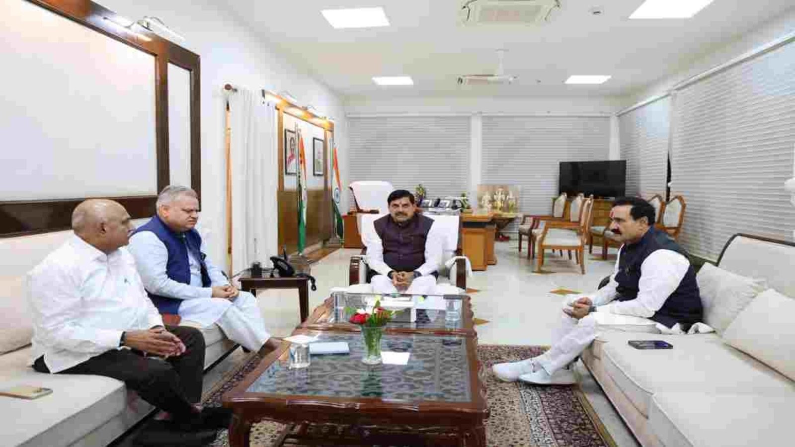 Bhopal News: सियासी हलचल के बीच CM हाउस पहुंचे नरोत्तम मिश्रा, मुख्यमंत्री मोहन यादव से की मुलाकात