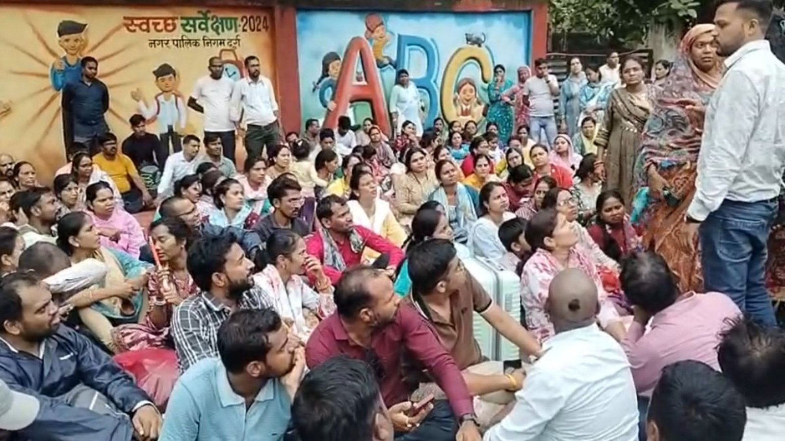 Durg News: हड़ताल खत्म, लेकिन मांगें पूरी नहीं हुईं तो फिर सड़कों पर उतरेंगे अतिथि शिक्षक