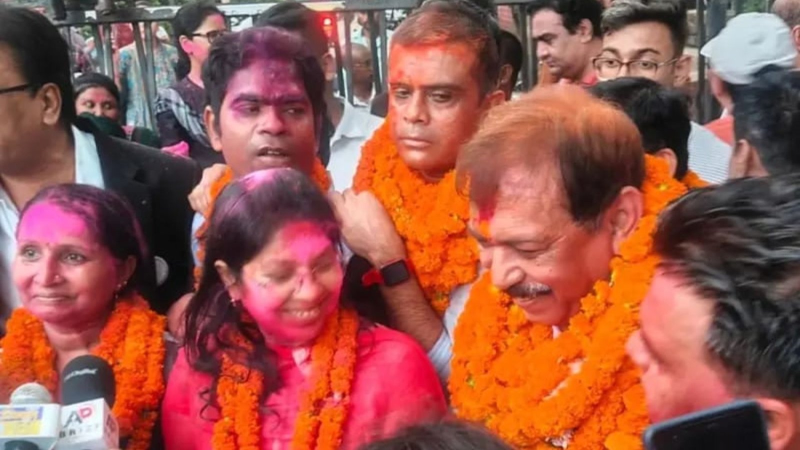 Bilaspur News: अधिवक्ता संघ चुनाव में अनुराग बाजपेयी की जीत, हनुमान मंदिर में पूजा कर मनाया जश्न