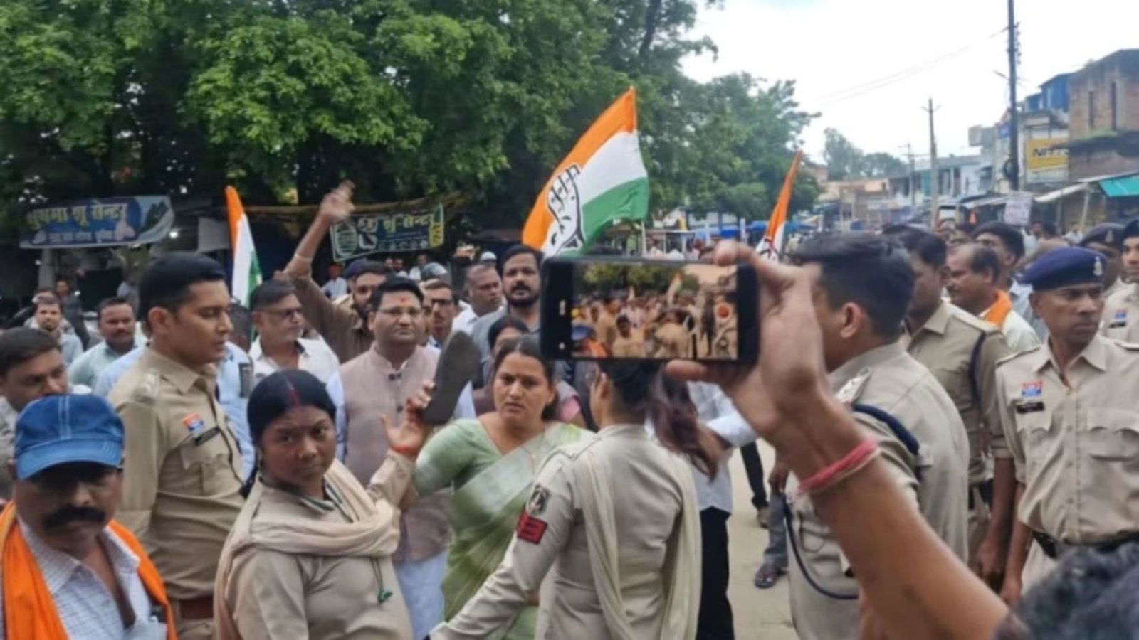 Chhuria News: छुरिया में प्रदर्शन के दौरान हंगामा, धक्का-मुक्की के बाद कांग्रेस ने थाने में डाला डेरा
