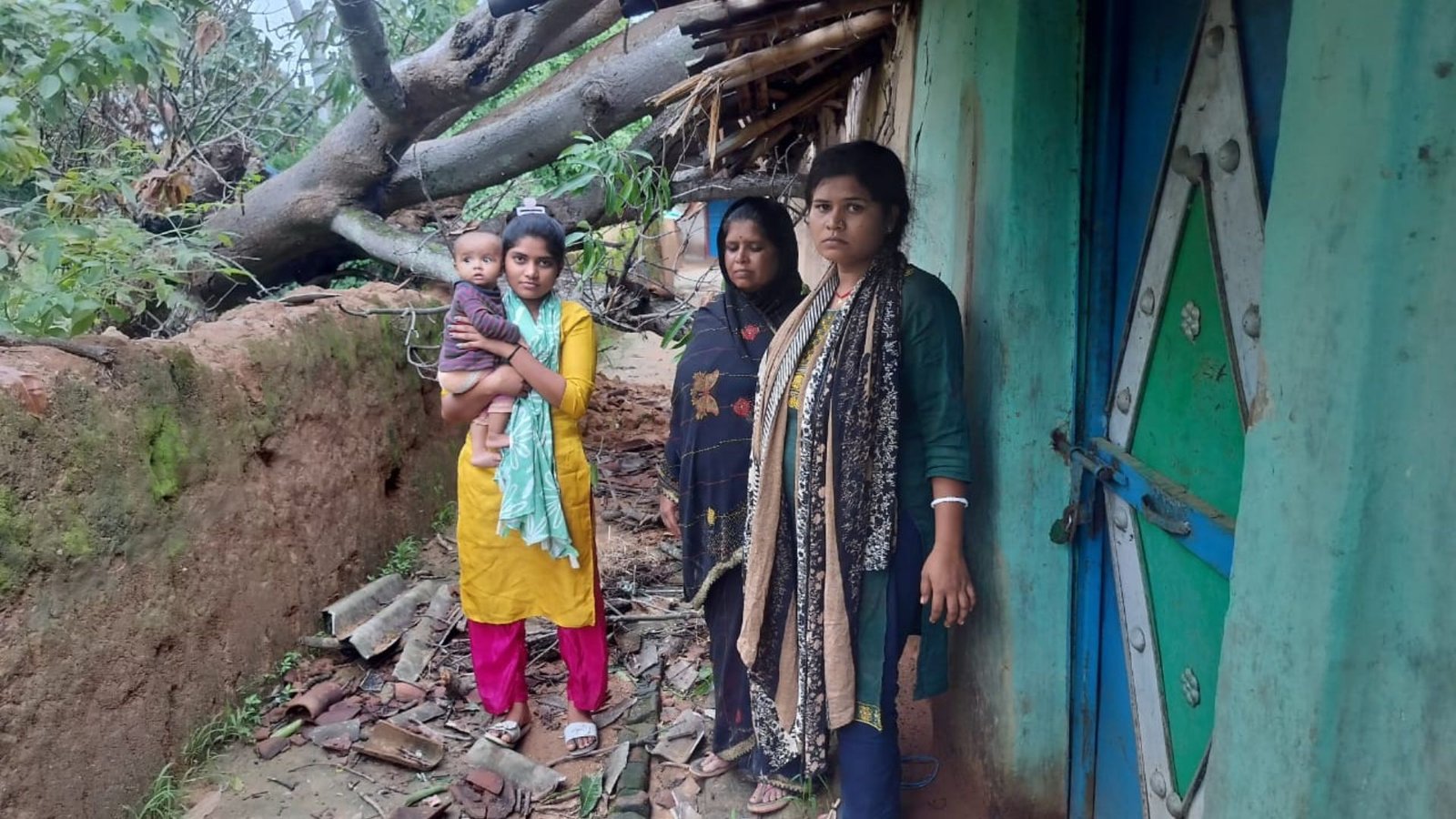 Surajpur News: बारिश के बीच आफत बना विशाल आम का पेड़, मकान पूरी तरह ध्वस्त; परिवारों ने मांगी तत्काल मदद