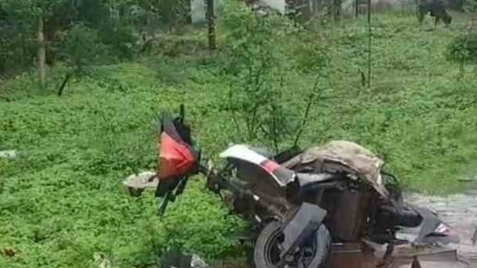 Bhilai News: तेज रफ्तार कार ने ईवी स्कूटी के उड़ाए परखच्चे, दो छात्र जिंदगी की जंग लड़ रहे