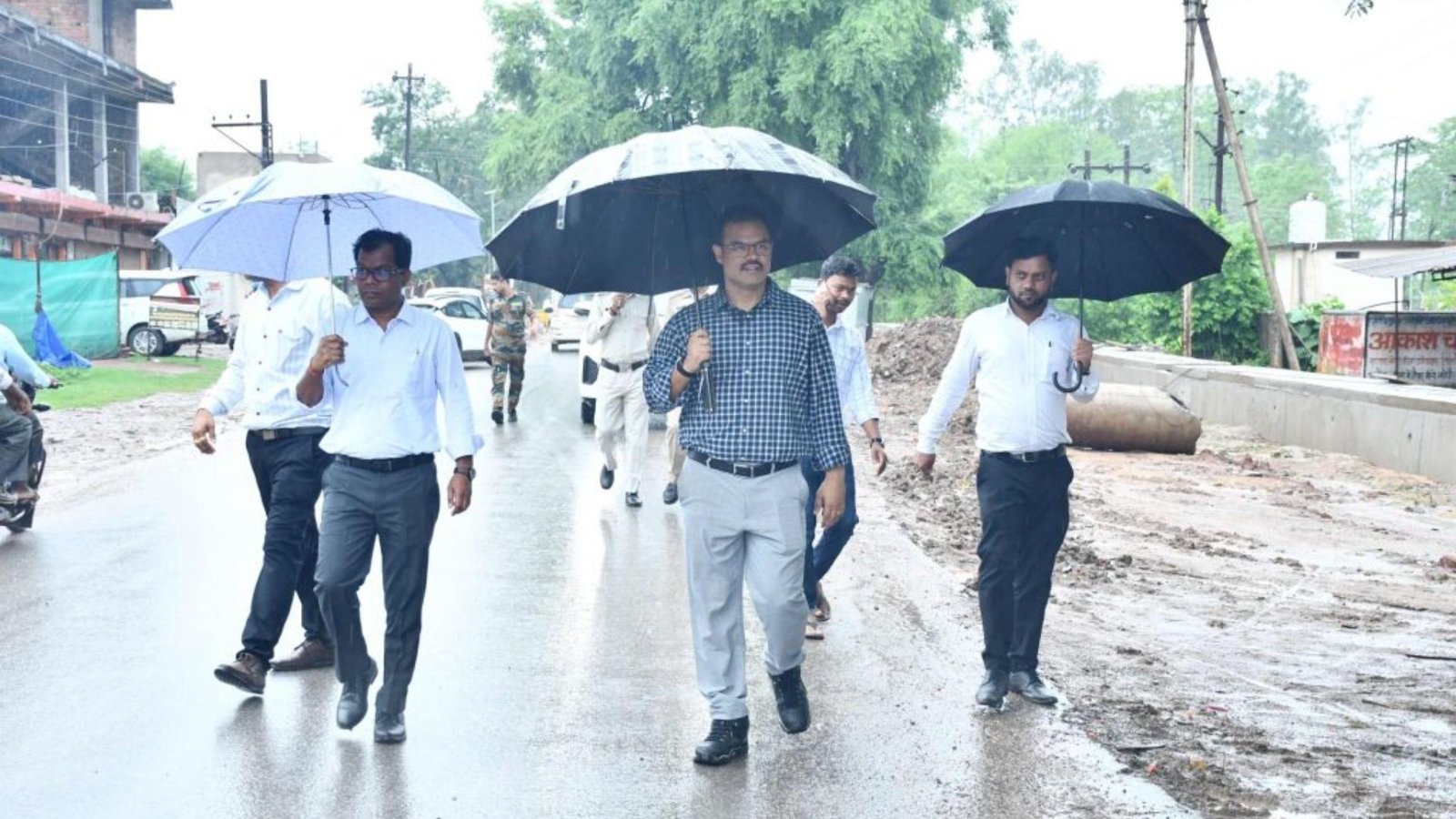 Mungeli News: बारिश के बीच प्रशासन सतर्क, कलेक्टर ने फील्ड में उतरकर परखी व्यवस्थाएं, सड़क मरम्मत से लेकर राहत कार्यों तक दिए सख्त निर्देश