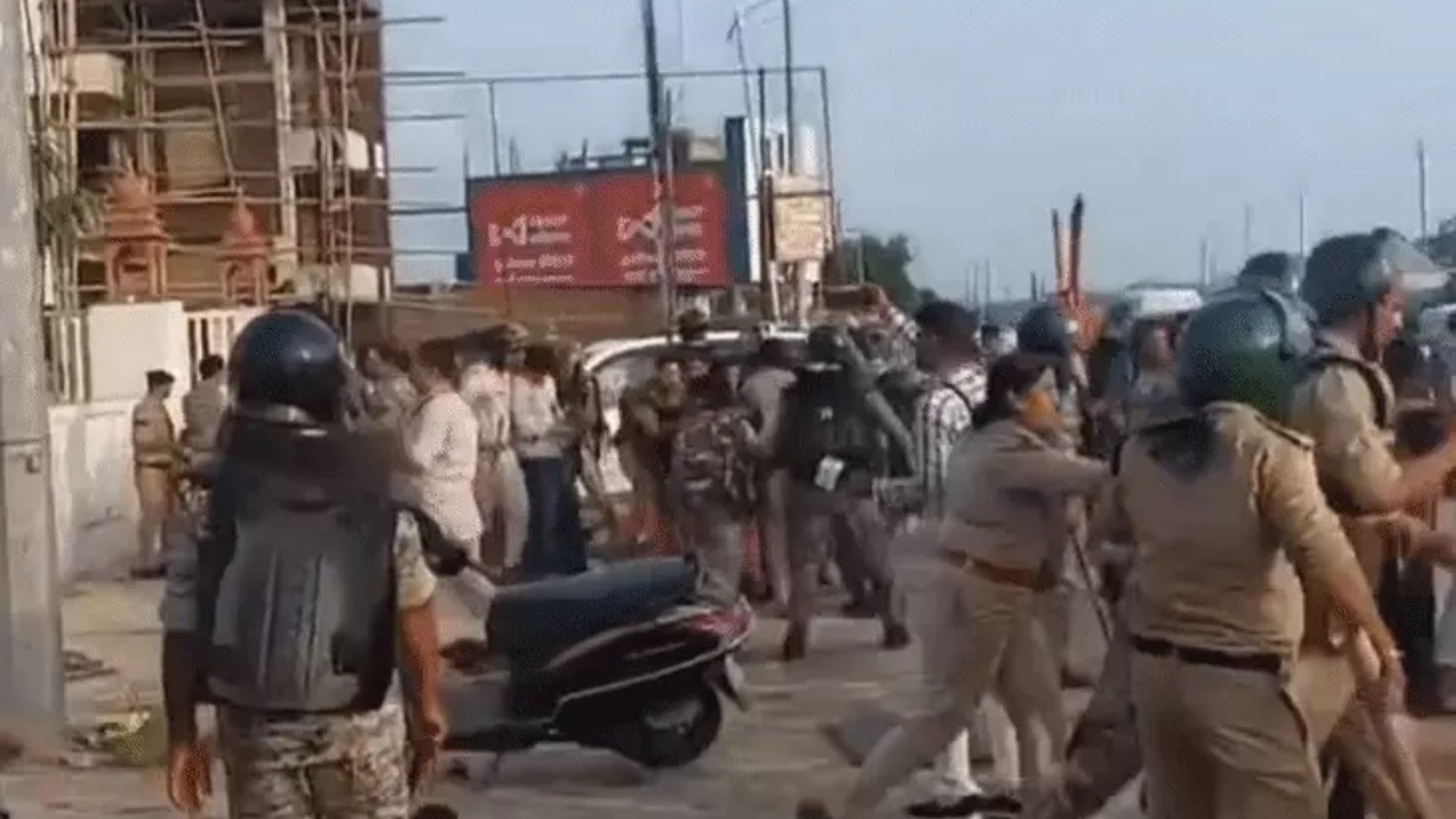 Datia News: 500 से ज्यादा कार्यकर्ता सड़क पर उतरे, प्रशासन ने ट्रैफिक डायवर्ट कर बढ़ाई सुरक्षा