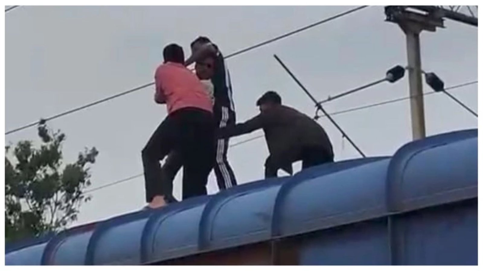 Bilaspur News: रेलवे की तत्परता से टला बड़ा हादसा, मालगाड़ी पर चढ़े युवक को परिजनों के सुपुर्द किया गया