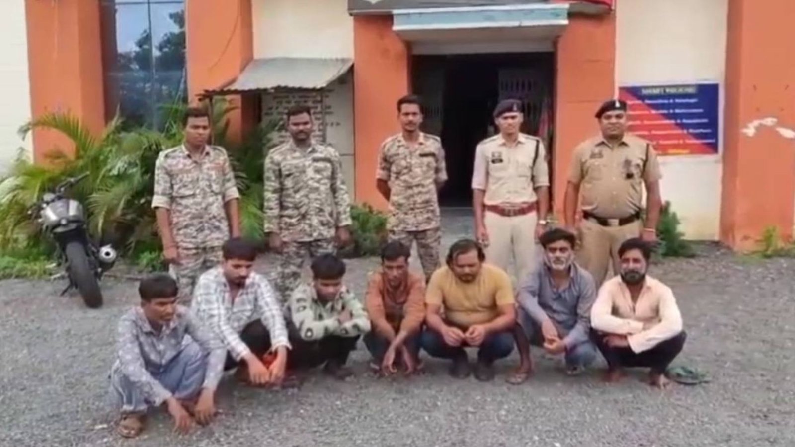 Mahasamund News: महासमुंद में देर रात पुलिस की कार्रवाई: जुए के फड़ से 3.60 लाख नकद समेत 20.35 लाख की संपत्ति बरामद