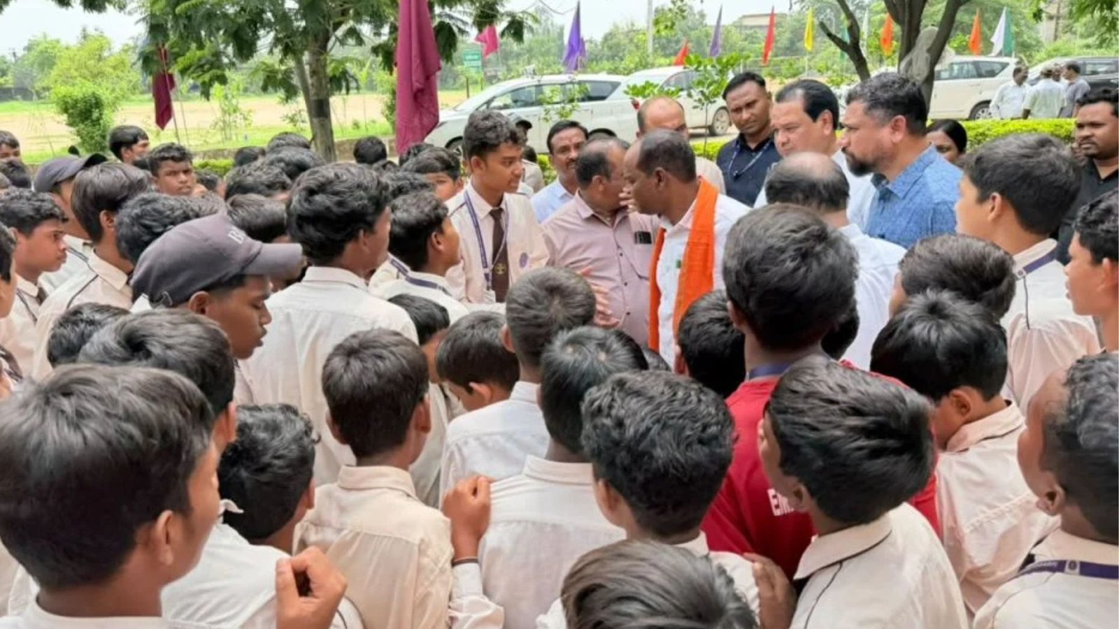 Korba News : एकलव्य विद्यालय में बवाल: खाने में कीड़े, पानी और इलाज की शिकायत, छात्रों ने प्रबंधन के खिलाफ खोला मोर्चा