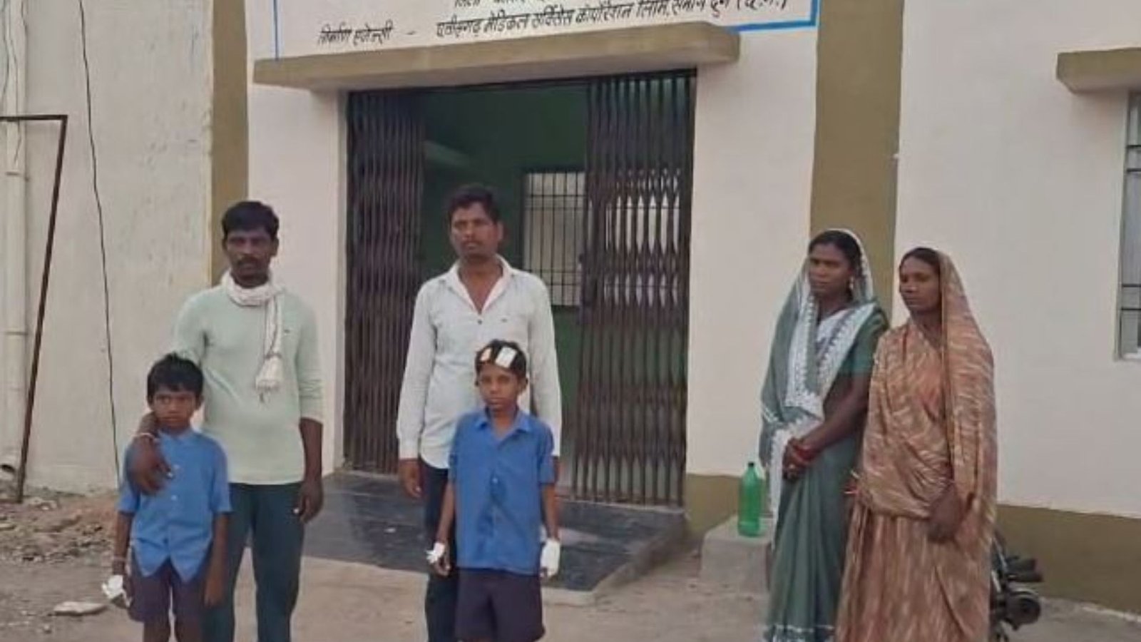Chhattisgarh News: कक्षा में अचानक गिरा छत का प्लास्टर, 3 छात्र घायल; नए स्कूल भवन की उठी मांग
