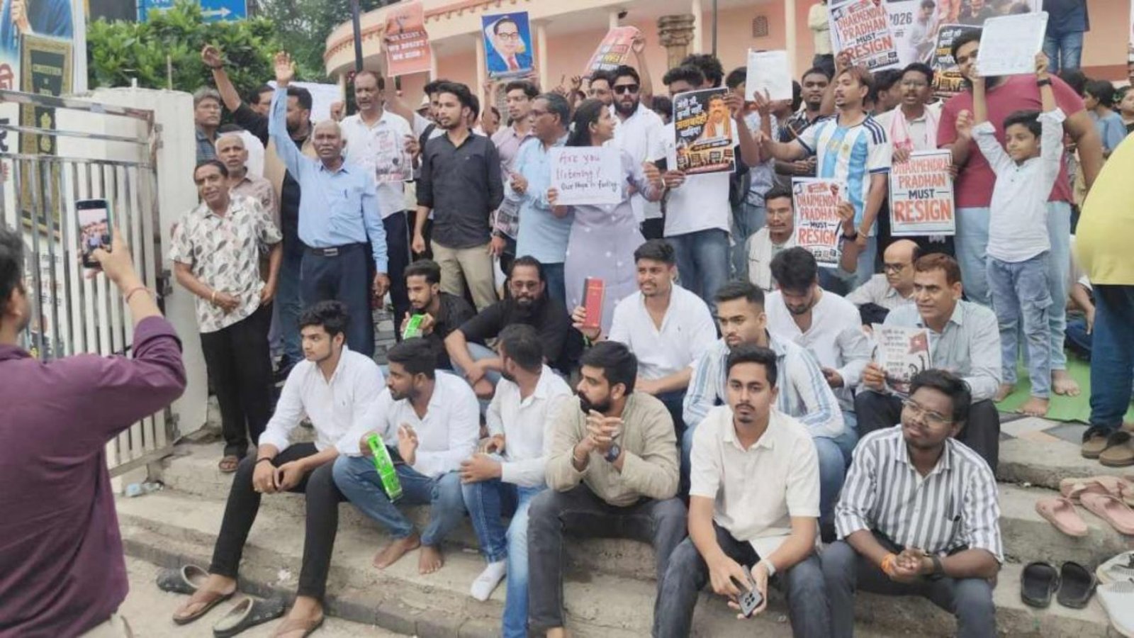 Raipur News: भूख हड़ताल पर बैठे छात्र, राष्ट्रपति के नाम ज्ञापन; शिक्षा व्यवस्था में बदलाव की उठी मांग