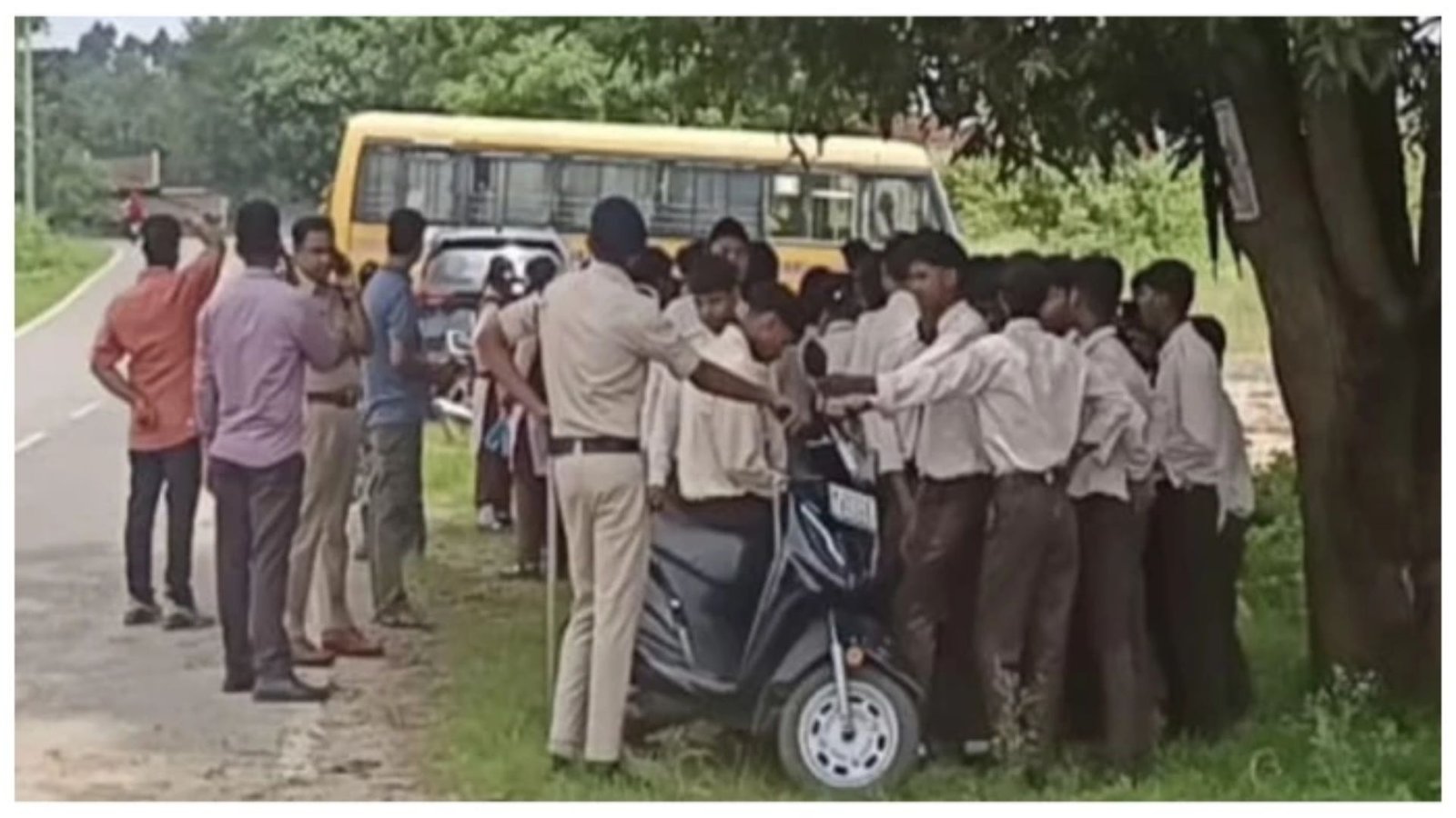 Balrampur News: एकलव्य स्कूल के छात्रों का प्रदर्शन, 4 किमी पैदल चलकर कलेक्टर से की कार्रवाई की मांग