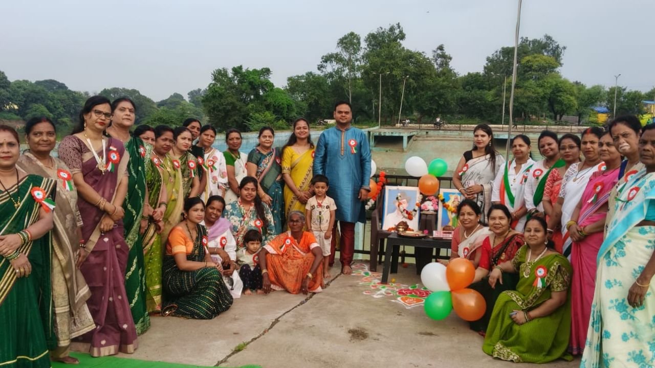 Raipur News: स्वतंत्रता दिवस पर छत्तीसगढ़ हास्य योग महासंघ ने आयोजित किए विविध कार्यक्रम, महादेव घाट के तट पर हुआ ध्वजारोहण