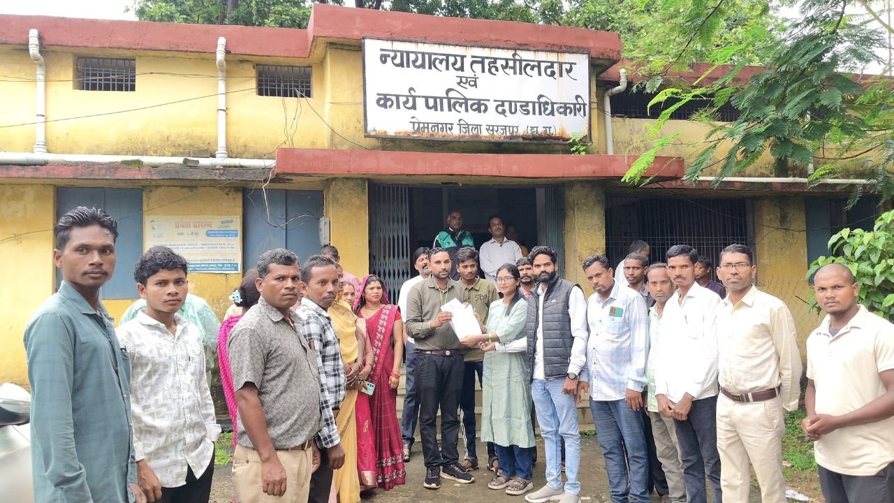 CG Surajpur News: तारा-रामानुजनगर सड़क की बदहाली पर कांग्रेस ने खोला मोर्चा, 6 दिन का अल्टीमेटम
