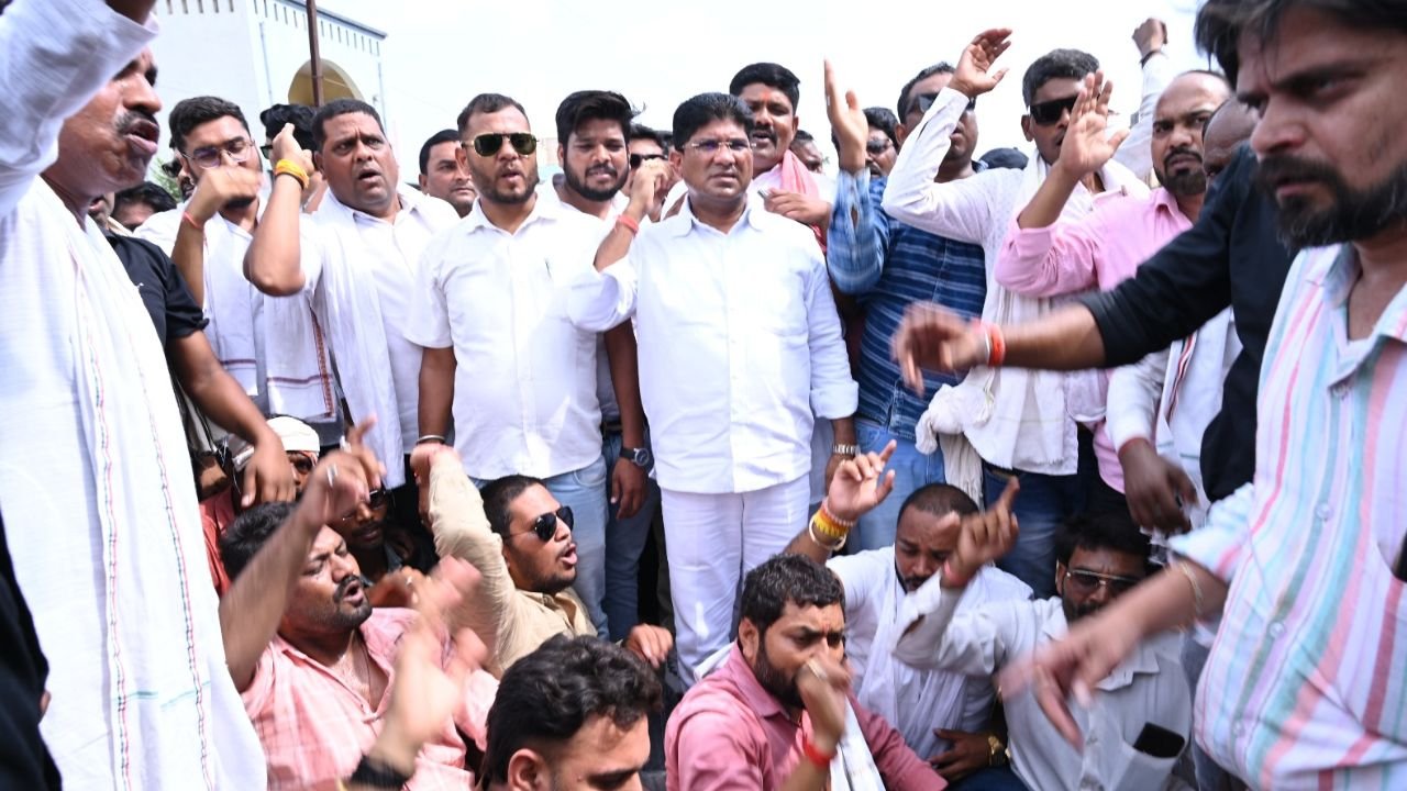 Durg News: सरपंच पति और कांग्रेस नेता प्रकाश कश्यप की हत्या पर उग्र प्रदर्शन, शव वाहन के सामने धरने पर बैठे कांग्रेसी